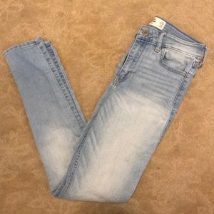 Hollister! Size 3!! light wash skinny jeans!